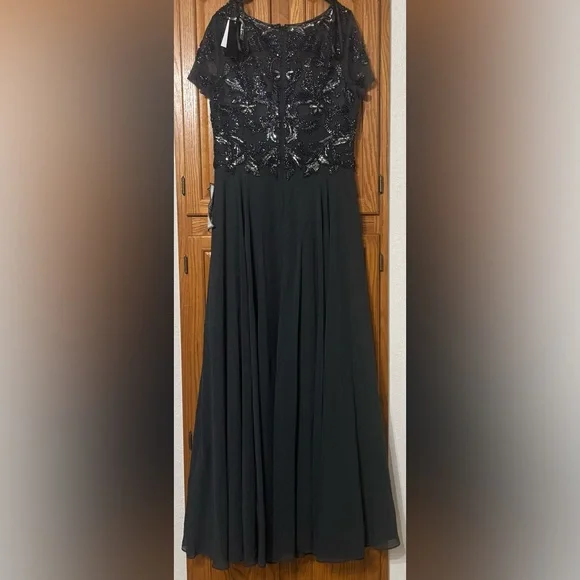 XSCAPE
Embellished Short Sleeve Chiffon Gown - Picture 10 of 11